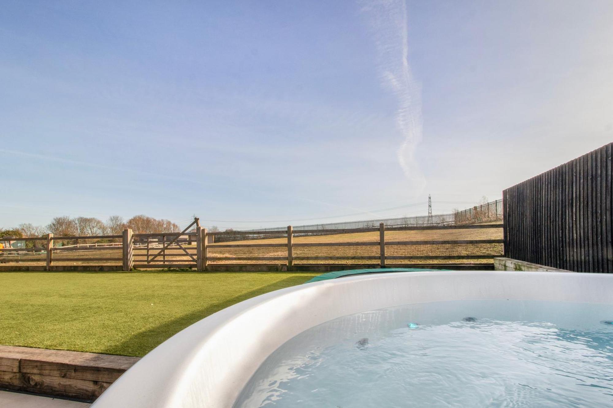 Alpaca House - Sleeps 17 - Diy Hot Tub Villa Gravesend Exterior photo